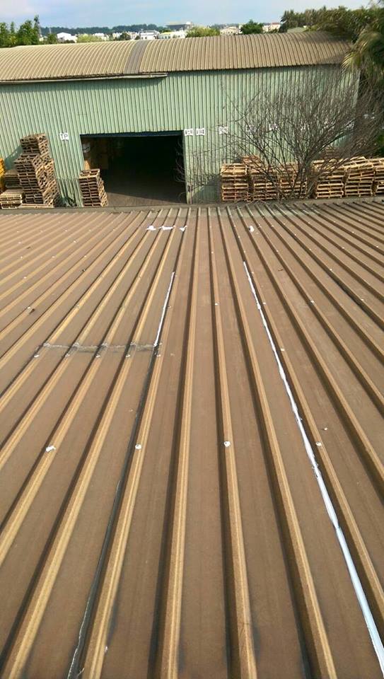 山上區紡織廠鐵皮屋頂抓漏