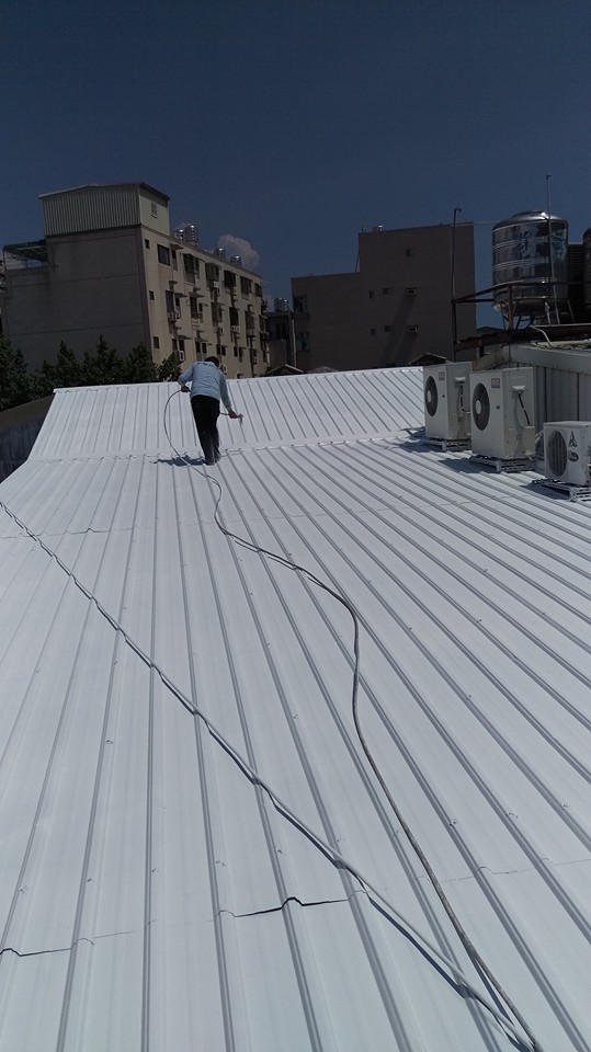 裕農路日本料理店鐵皮屋頂隔熱工程