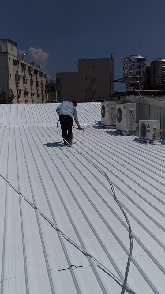 裕農路日本料理店鐵皮屋頂隔熱工程