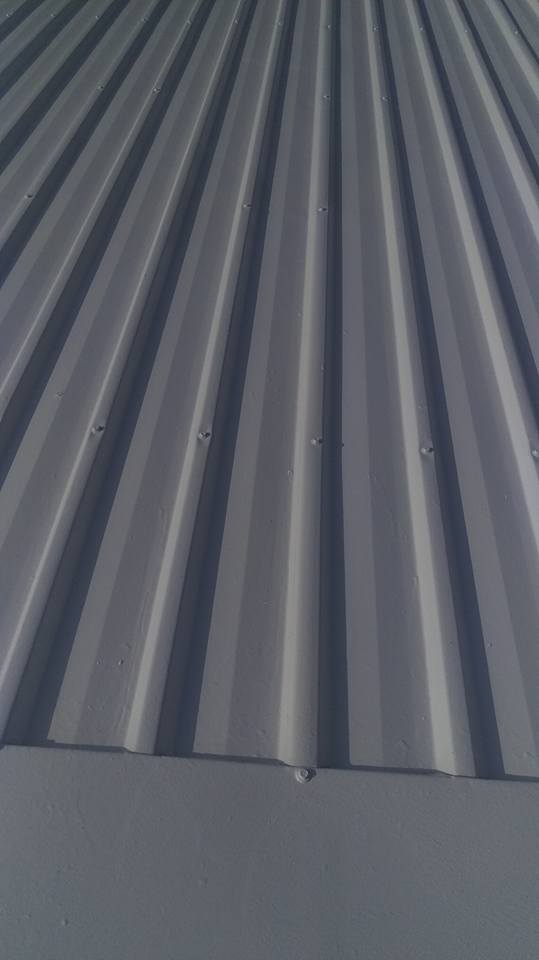 外牆＋鐵皮屋頂