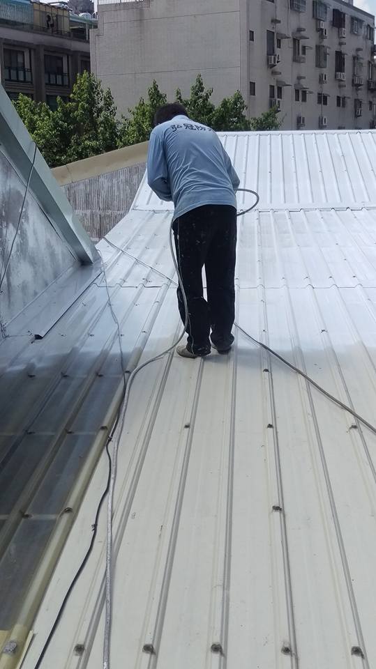 裕農路日本料理店鐵皮屋頂隔熱工程