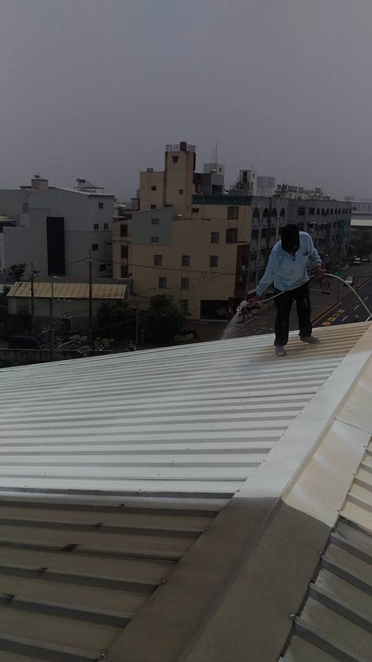 怡安路一段鐵皮屋頂隔熱