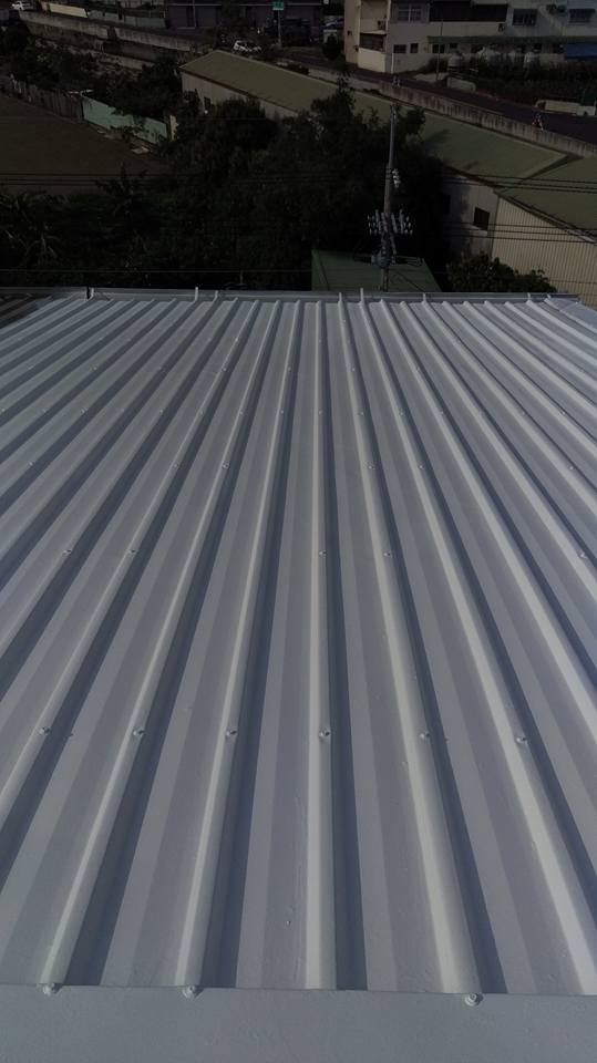 外牆＋鐵皮屋頂