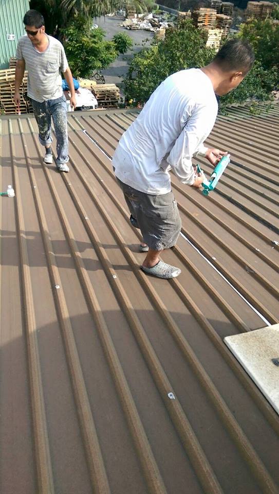 山上區紡織廠鐵皮屋頂抓漏