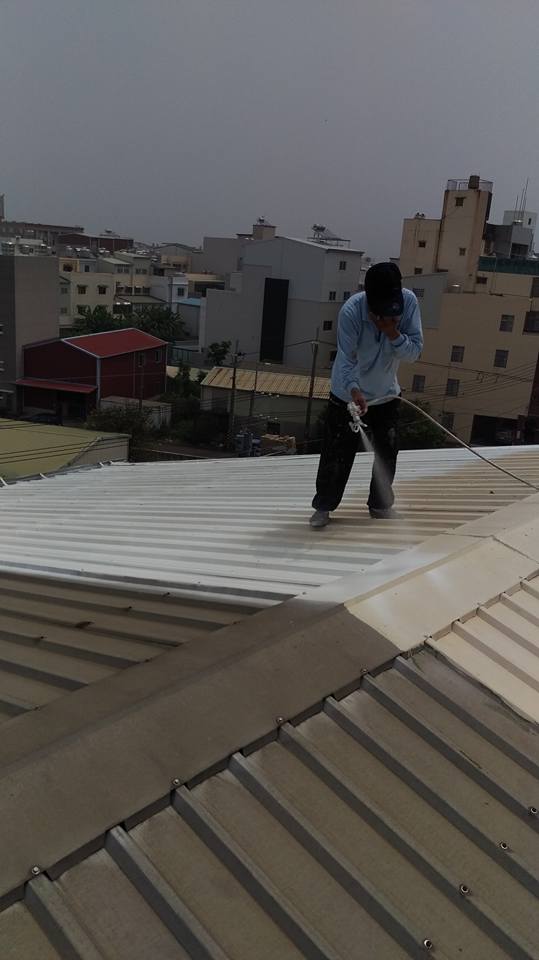 怡安路一段鐵皮屋頂隔熱