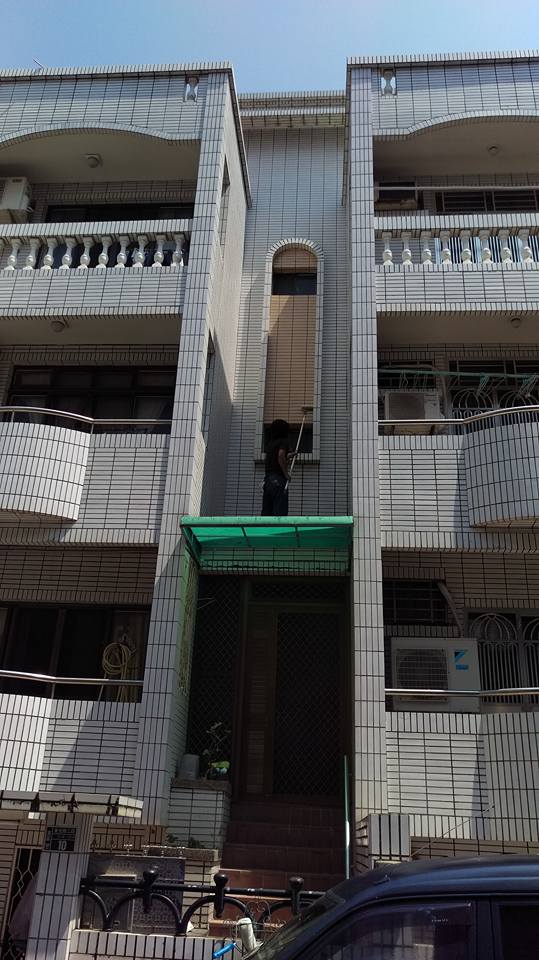 東光路二段外牆施作透明滲透防水塗料