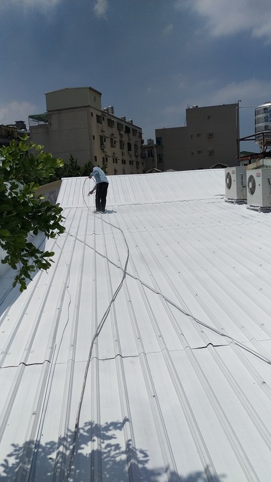 裕農路日本料理店鐵皮屋頂隔熱工程