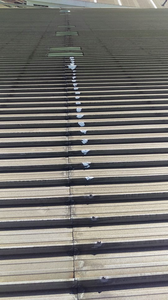 山上區紡織廠鐵皮屋頂抓漏