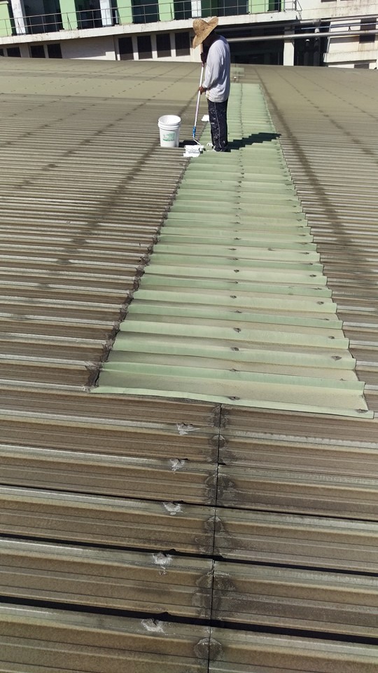 山上區紡織廠鐵皮屋頂抓漏