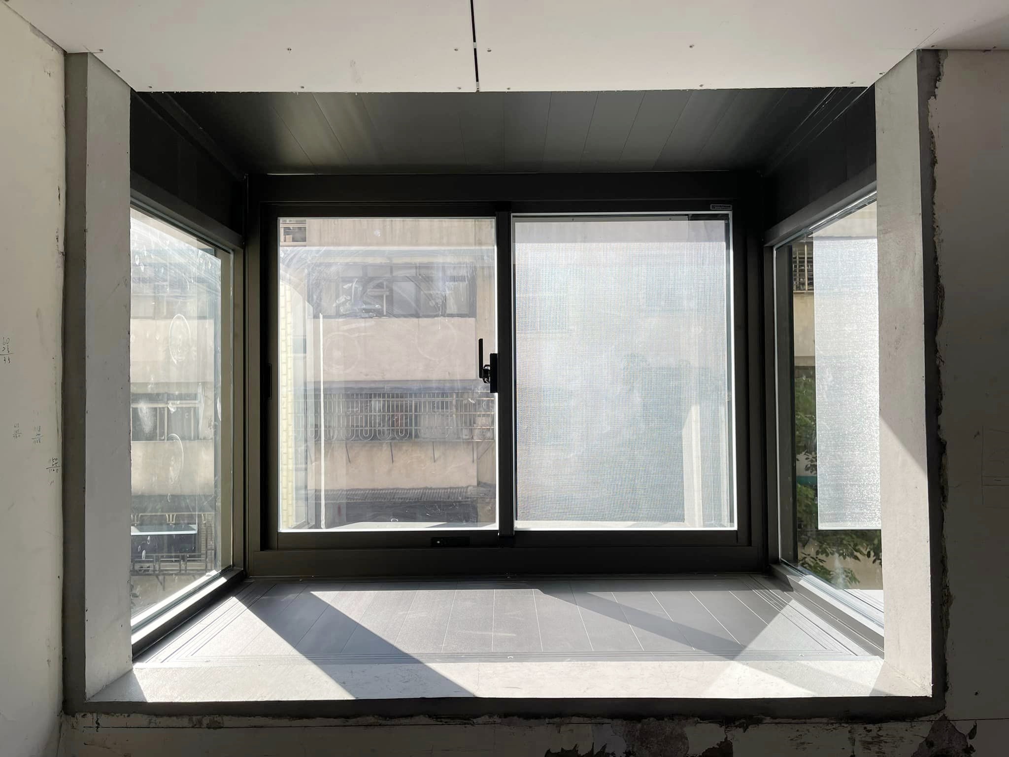 整戶鐵灰色DK精品氣密凸窗+綠半反玻璃