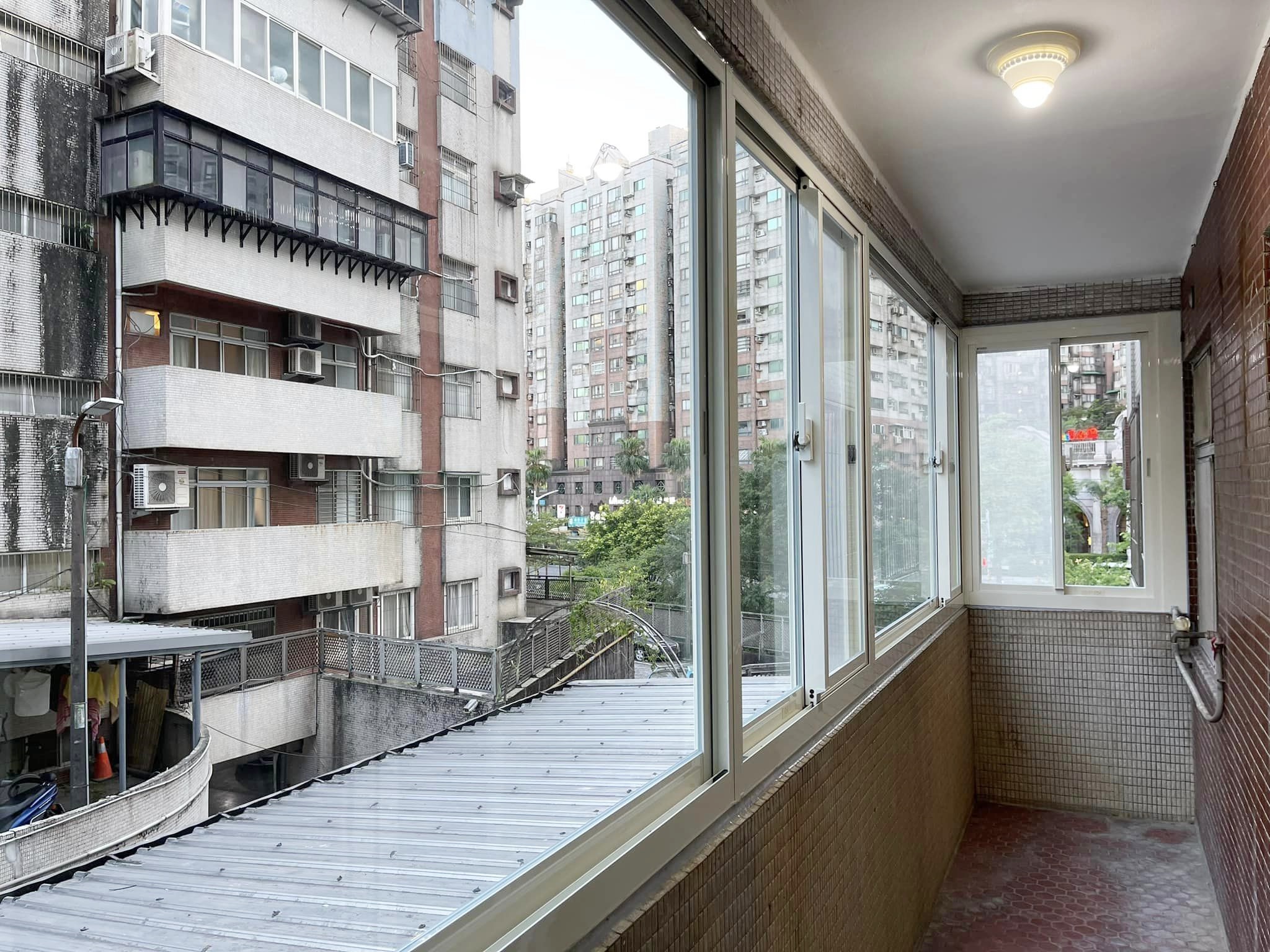 乳白色DK精品氣密窗