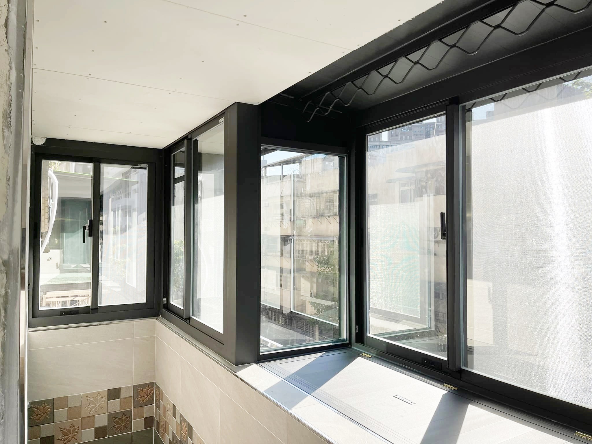 整戶鐵灰色DK精品氣密凸窗+綠半反玻璃