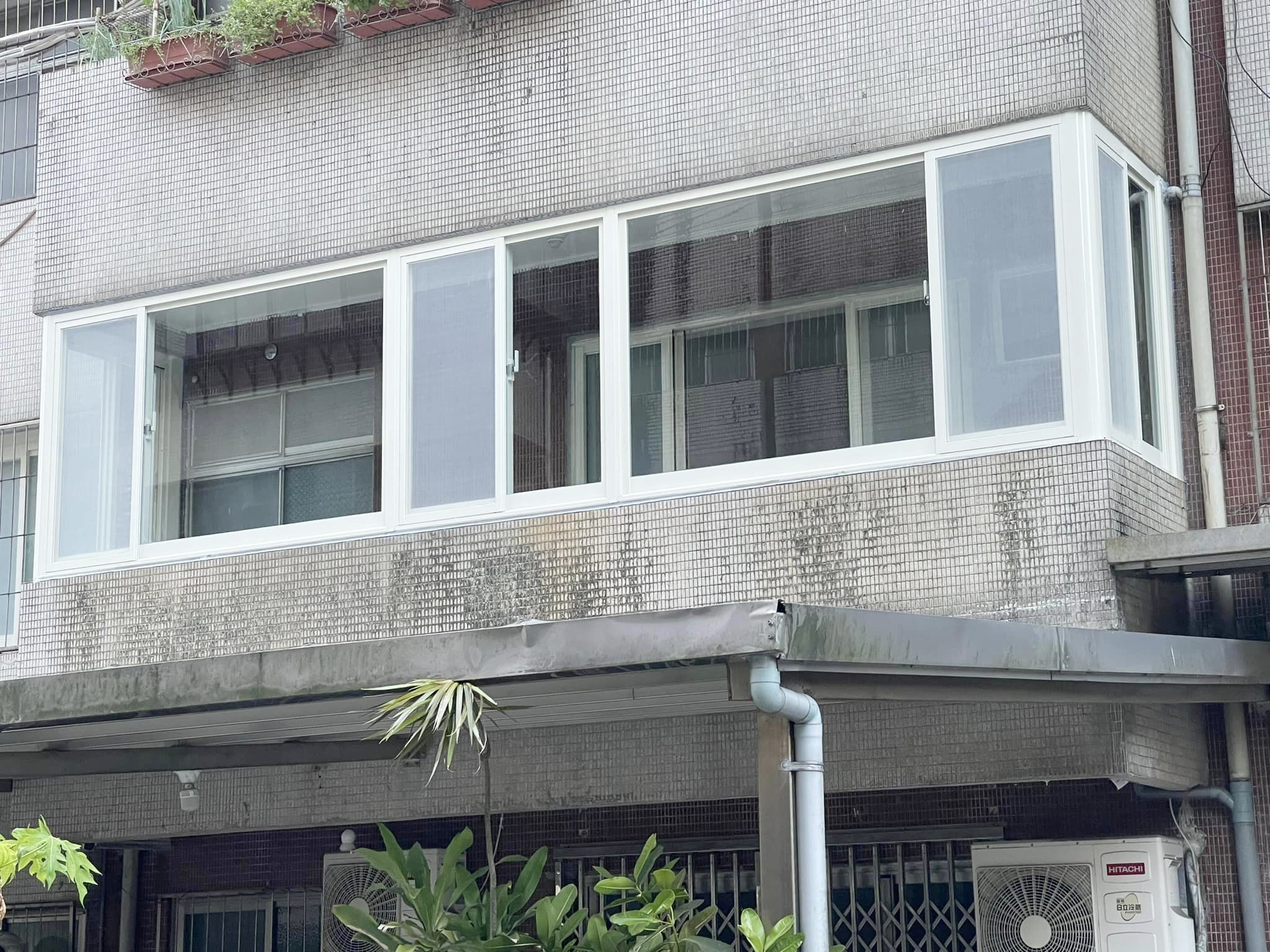 乳白色DK精品氣密窗