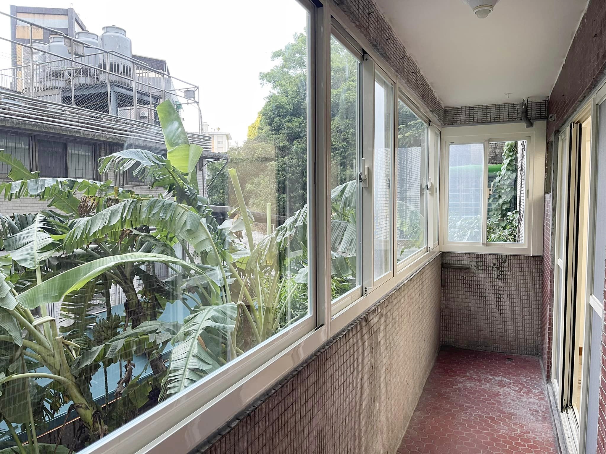 乳白色DK精品氣密窗