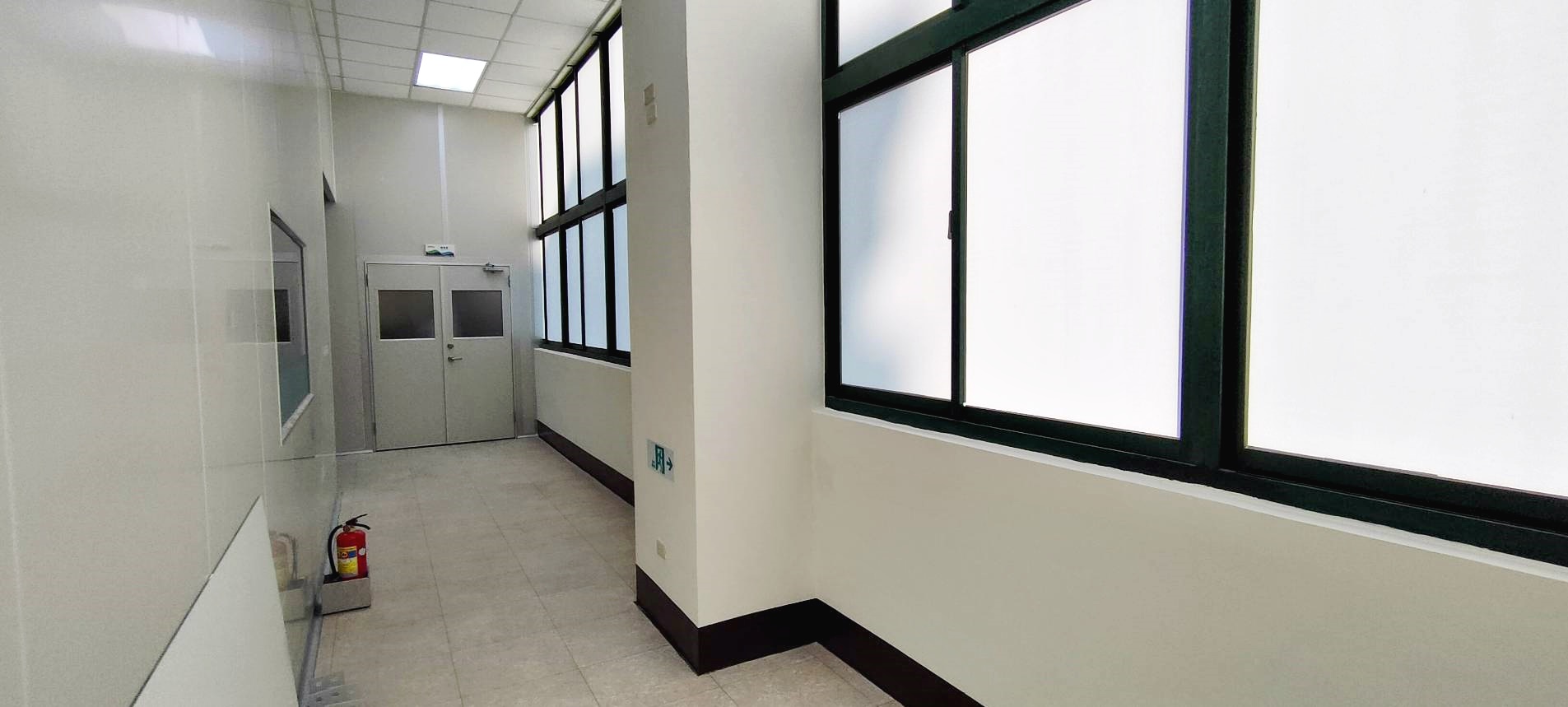 南科豐華生物科技走廊刷漆