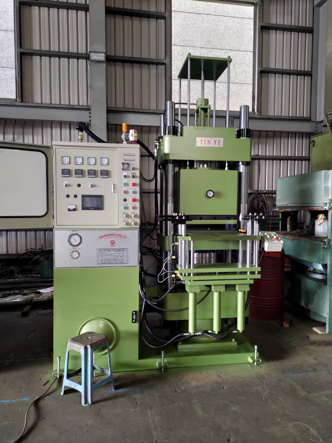 真空橡膠矽膠油壓機