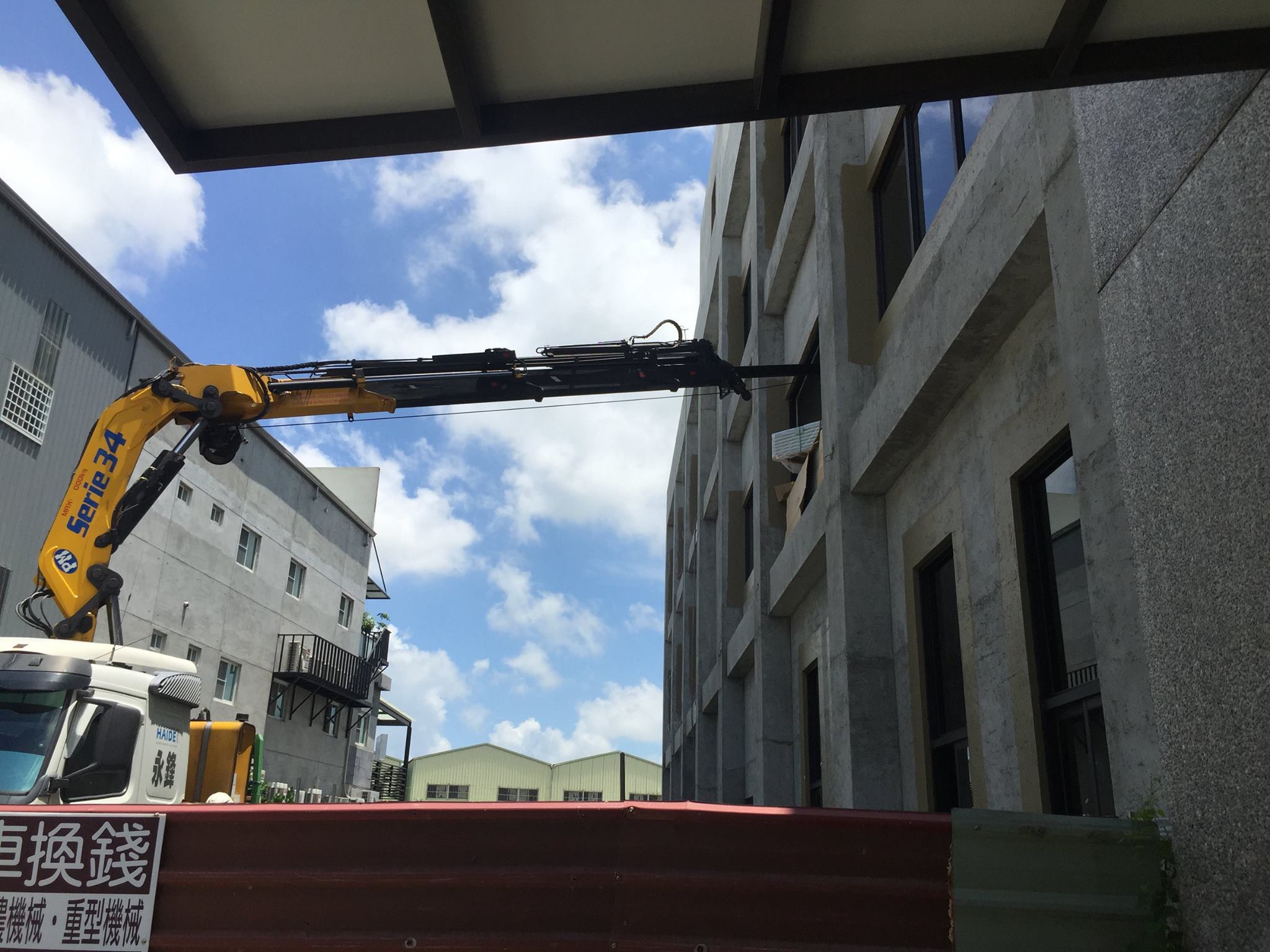 現場作業-不到一米八的吊窗口高度02