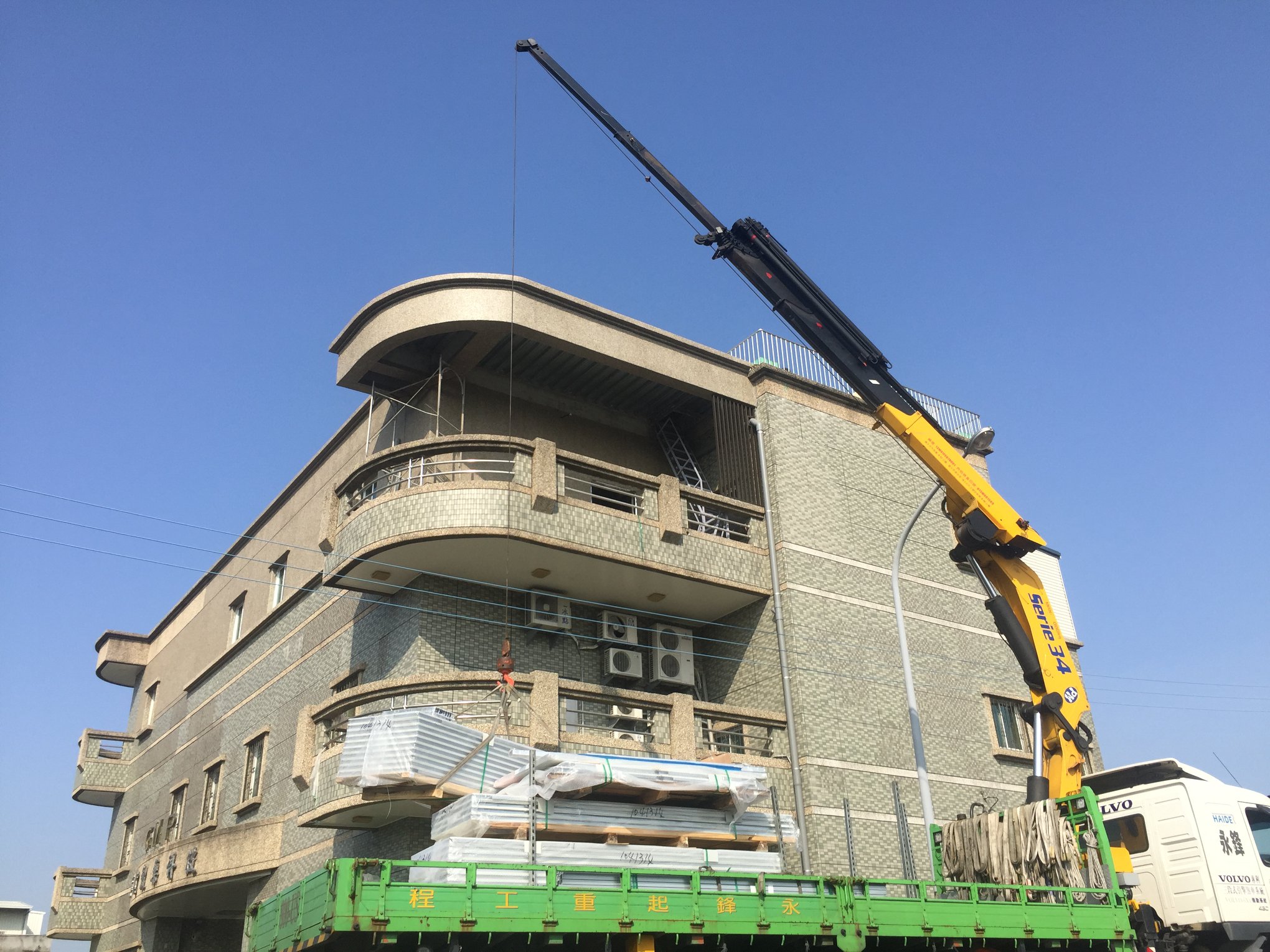 現場作業-屏東民宿隔板吊至３Ｆ陽台