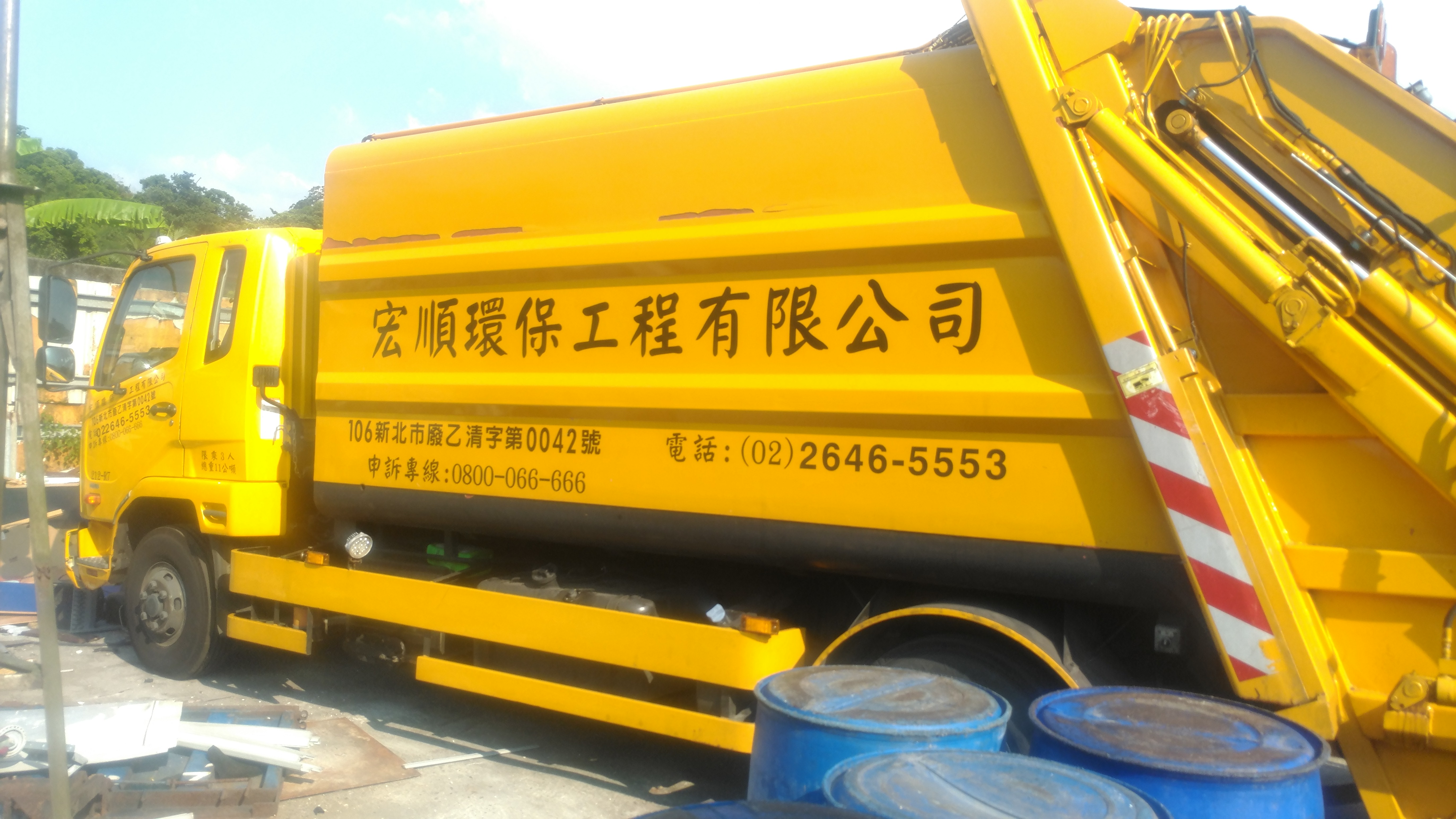 符合標準的回收車-宏順環保工程有限公司