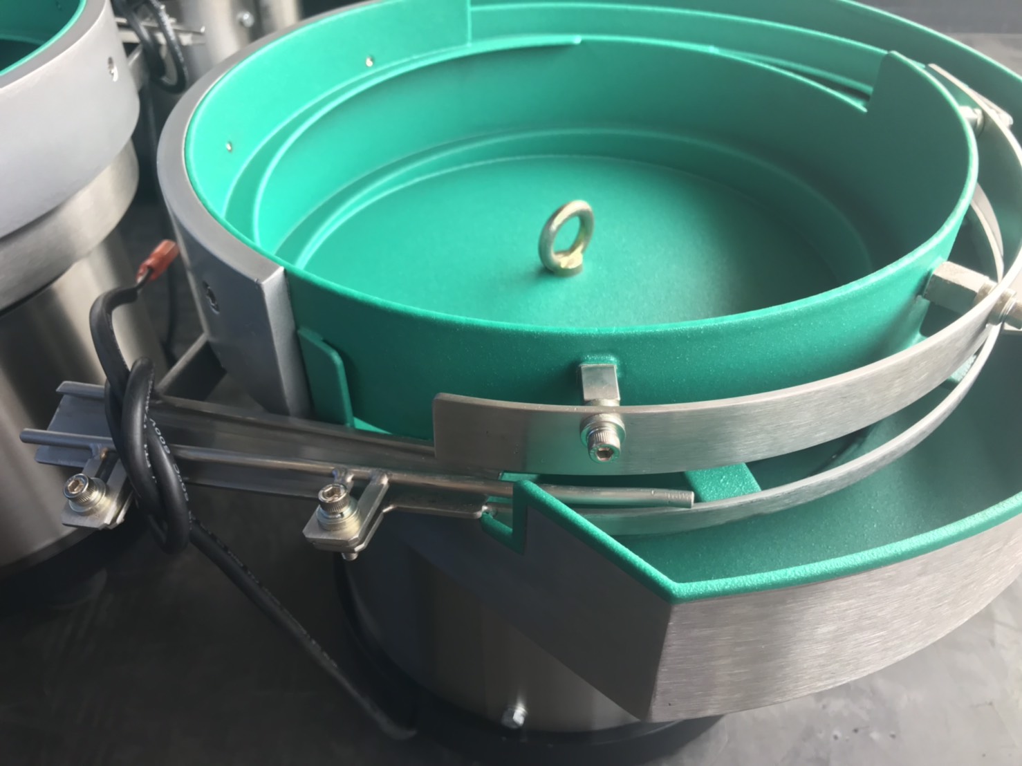 證件夾-文具類震動整列送料機設計製造