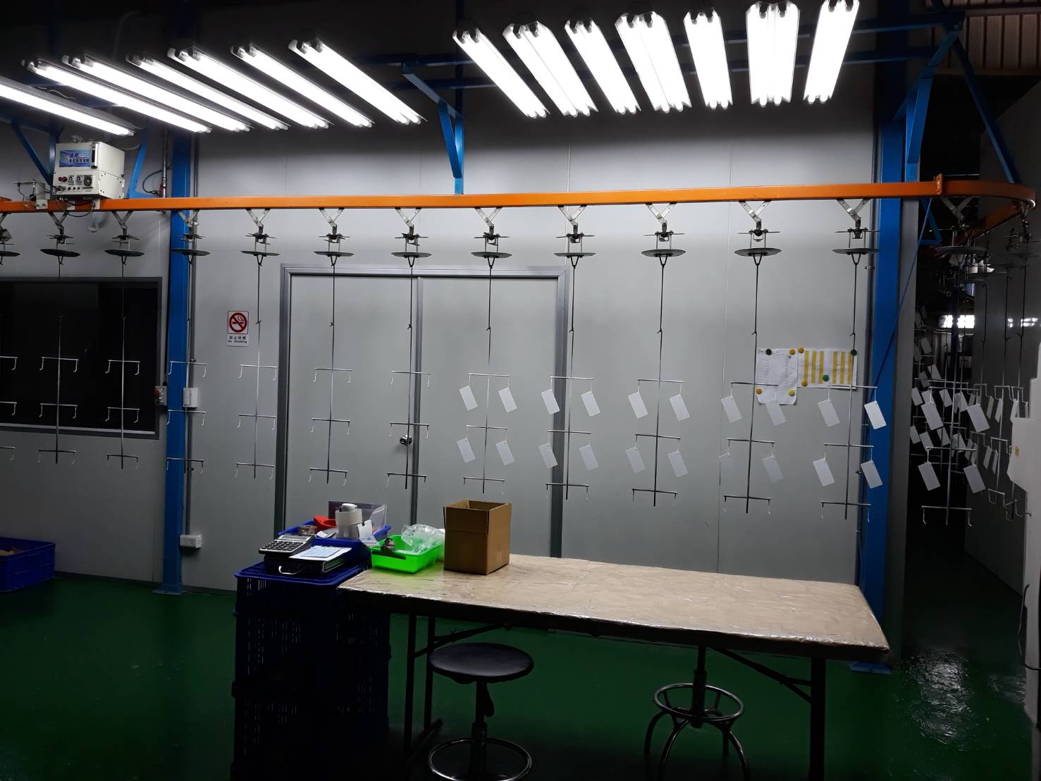 靜電烤漆現場一偶