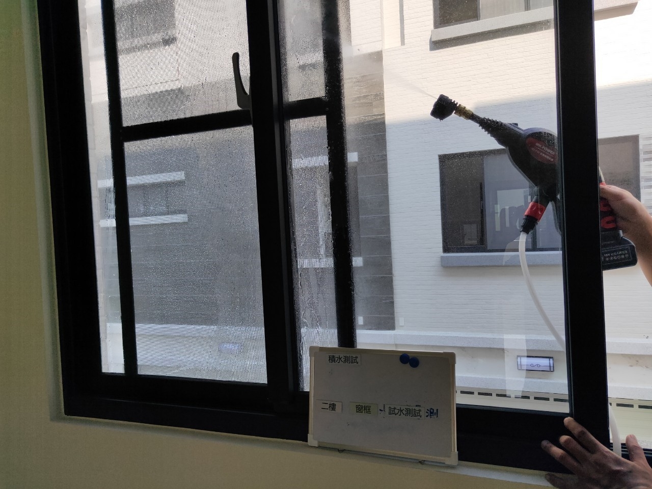 使用噴水槍噴灑窗戶檢測是否有裂縫、滲漏水案例
