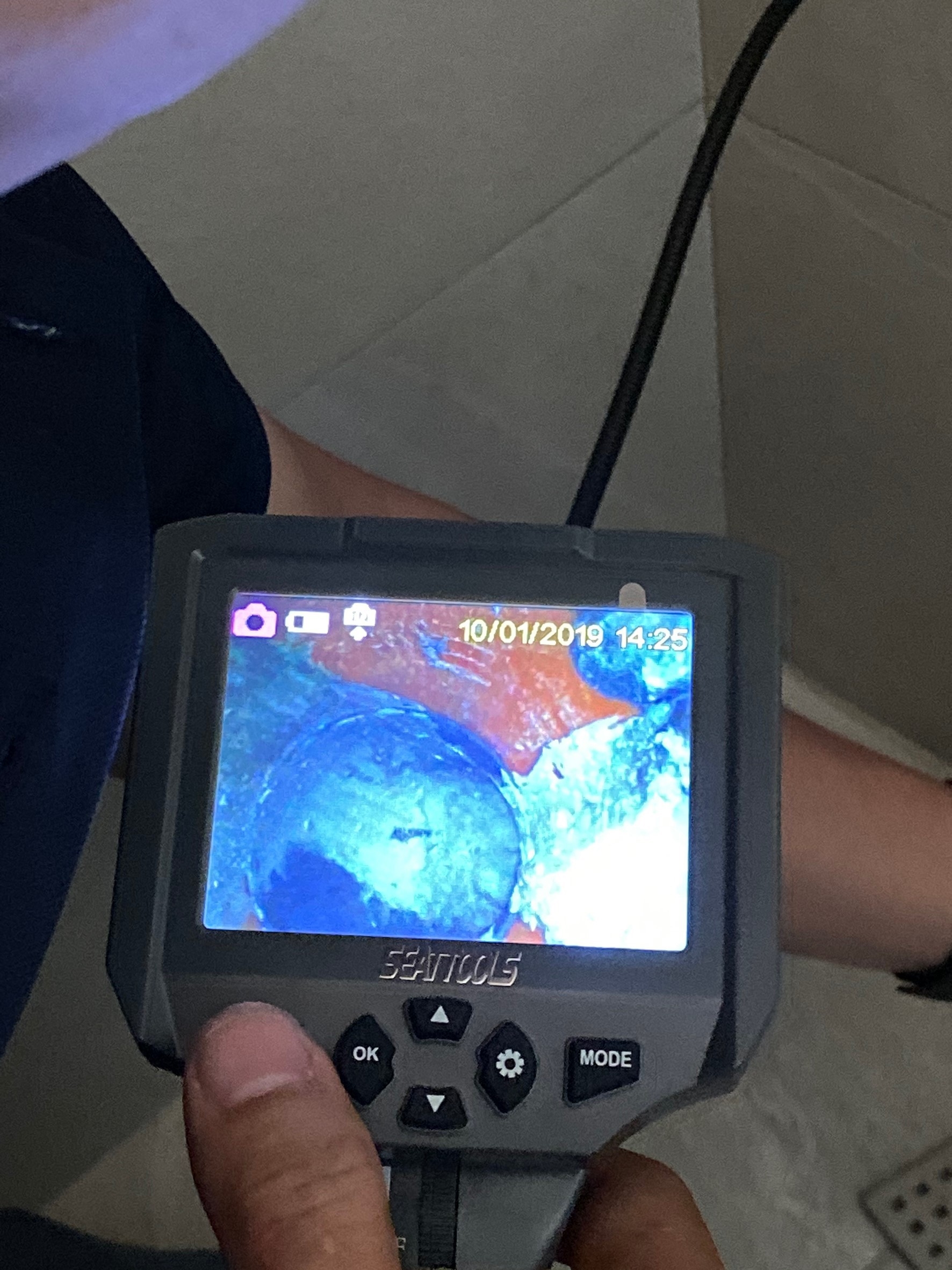 使用工業內視鏡檢查排水孔是否有異物