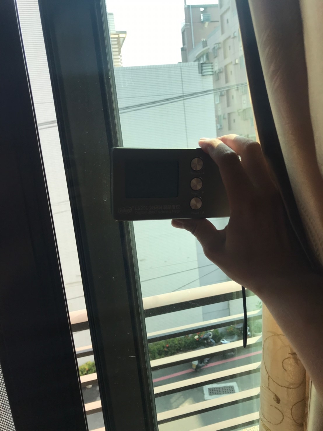 玻璃測厚儀檢查窗戶玻璃厚度案例&nbsp;