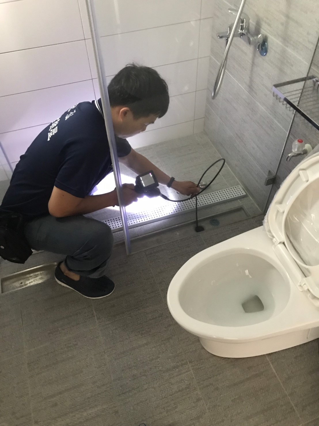 使用工業內視鏡檢查排水孔是否有異物&nbsp;