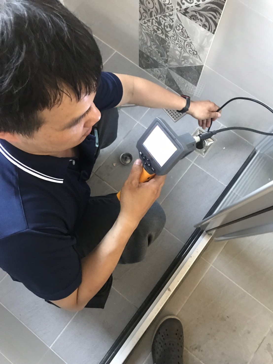 使用工業內視鏡檢查排水孔是否有異物