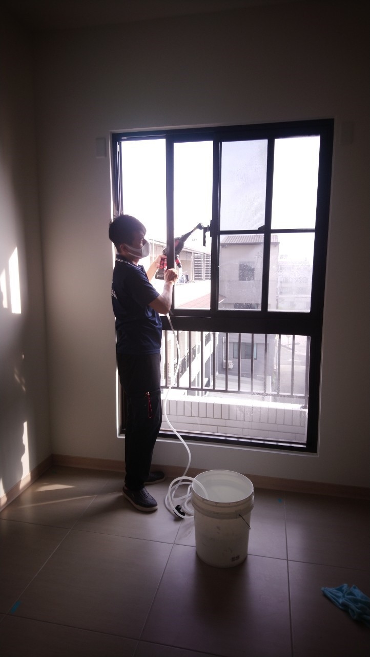 使用噴水槍噴灑窗戶檢測是否有裂縫、滲漏水案例