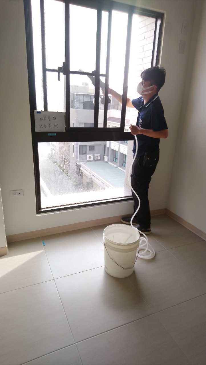 使用噴水槍噴灑窗戶檢測是否有裂縫、滲漏水案例