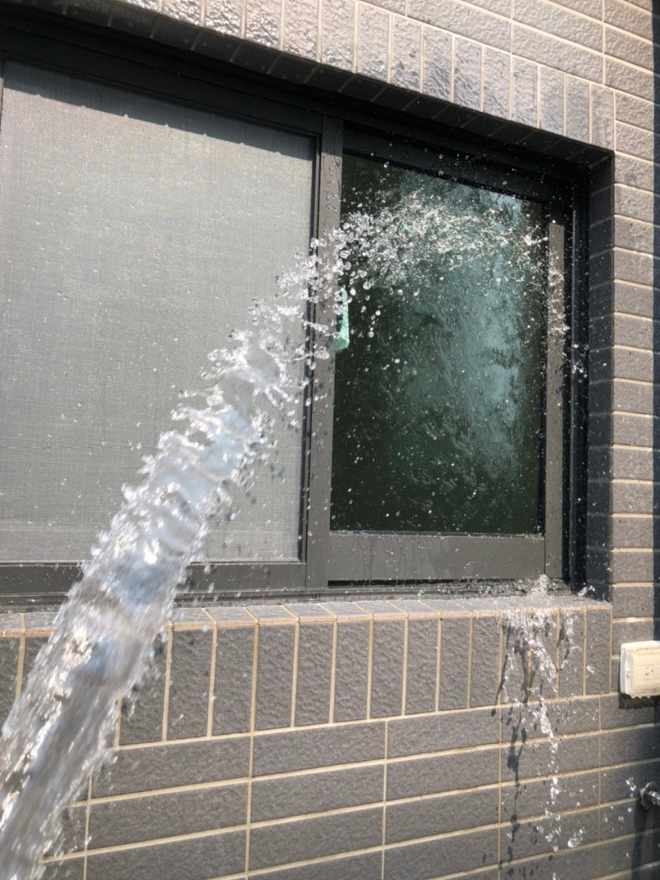 使用噴水槍噴灑窗戶檢測是否有裂縫、滲漏水案例