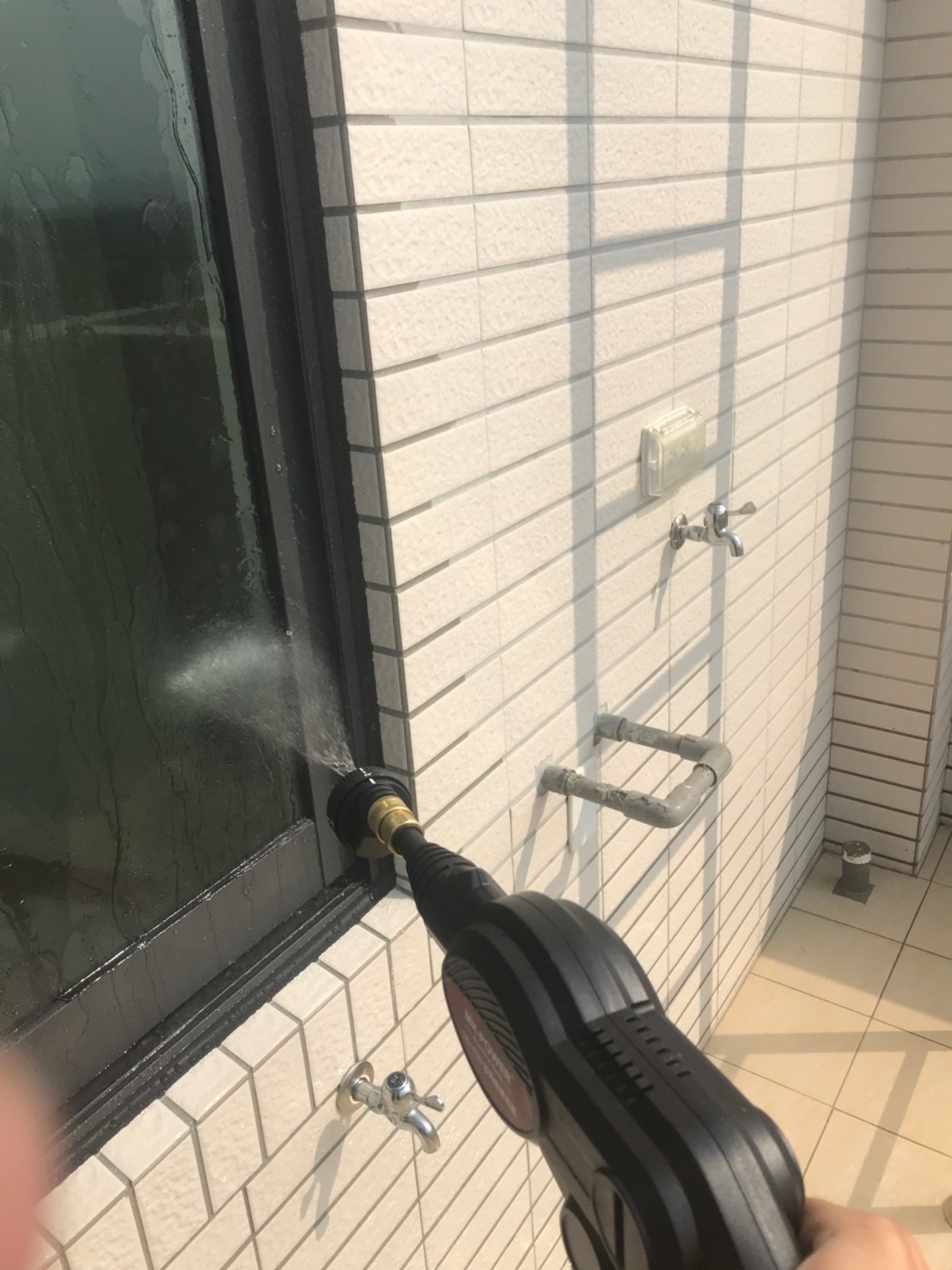 使用噴水槍噴灑窗戶檢測是否有裂縫、滲漏水案例