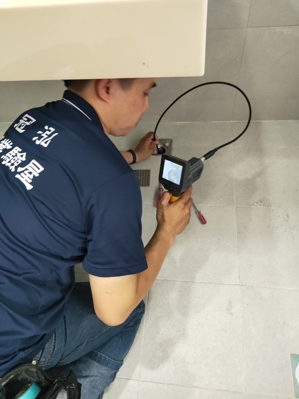 使用工業內視鏡檢查排水孔是否有異物
