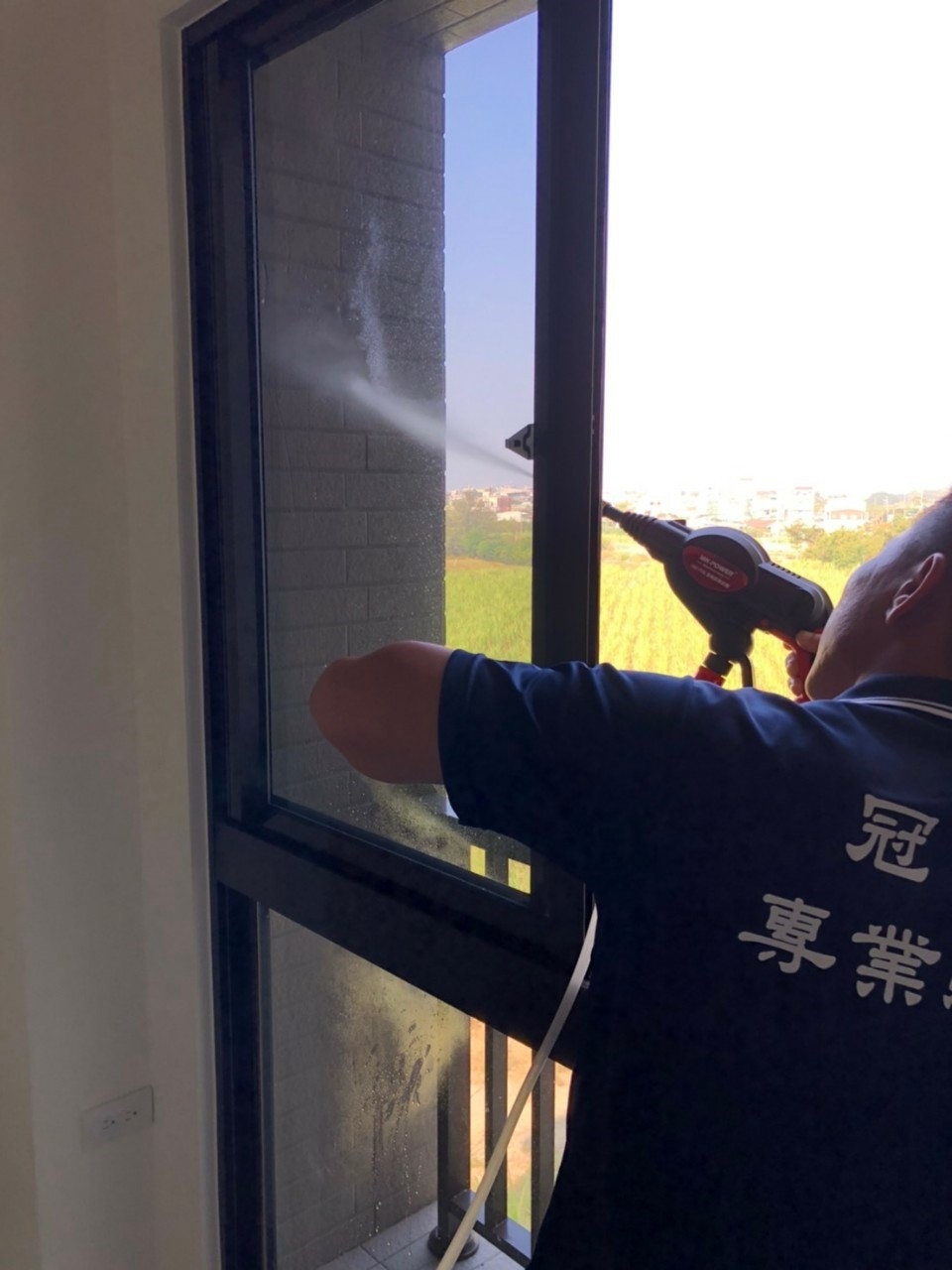 使用噴水槍噴灑窗戶檢測是否有裂縫、滲漏水案例