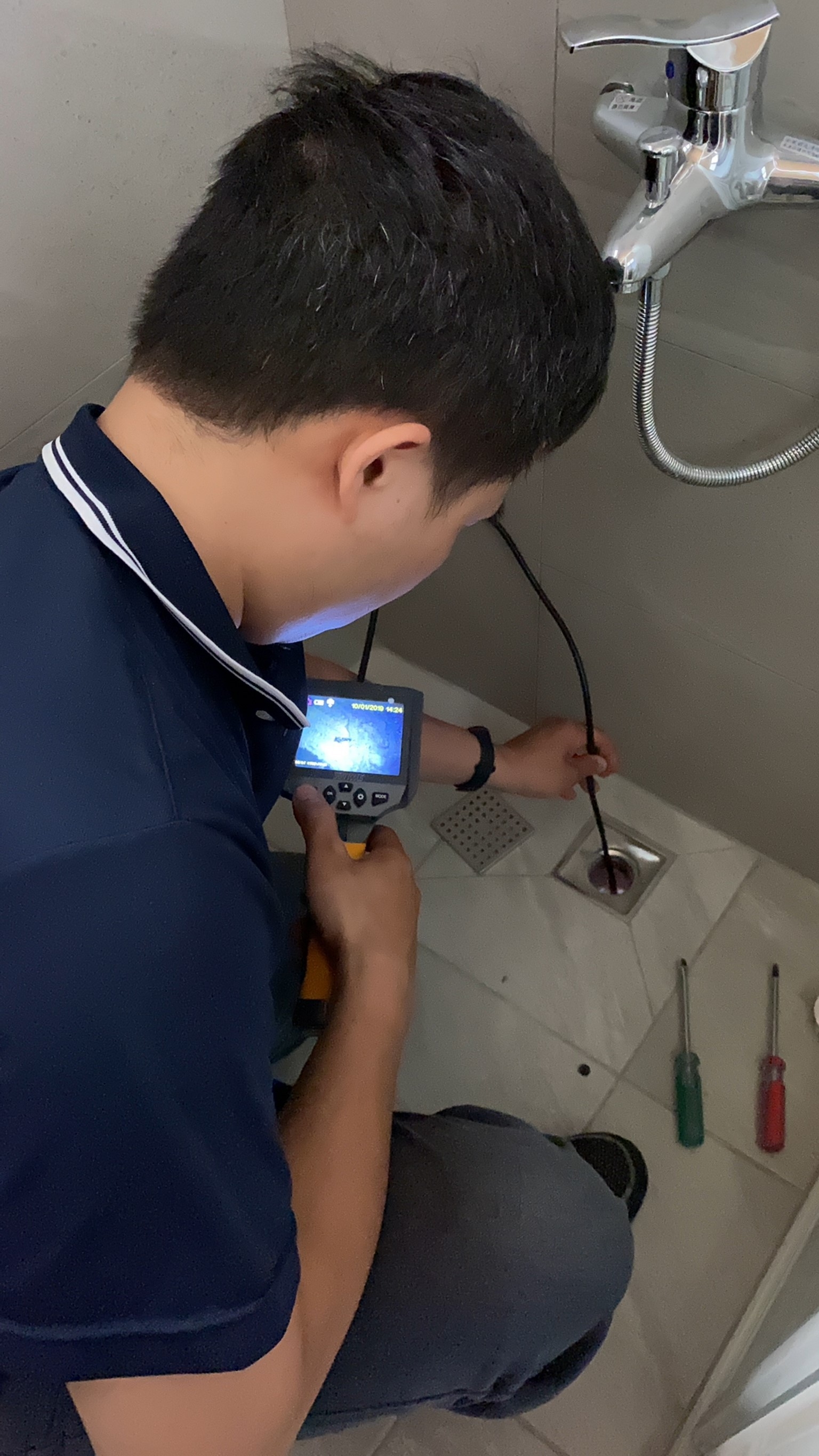 使用工業內視鏡檢查排水孔是否有異物