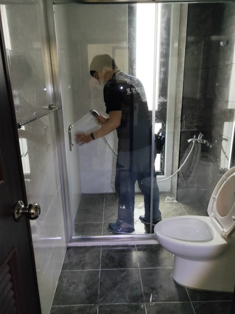 使用噴水槍噴灑窗戶檢測是否有裂縫、滲漏水案例&nbsp;