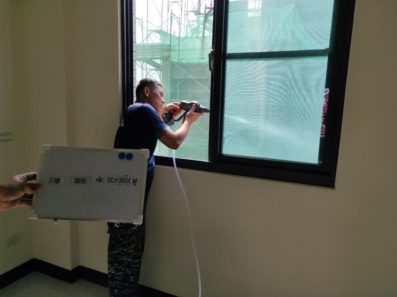 使用噴水槍噴灑窗戶檢測是否有裂縫、滲漏水案例