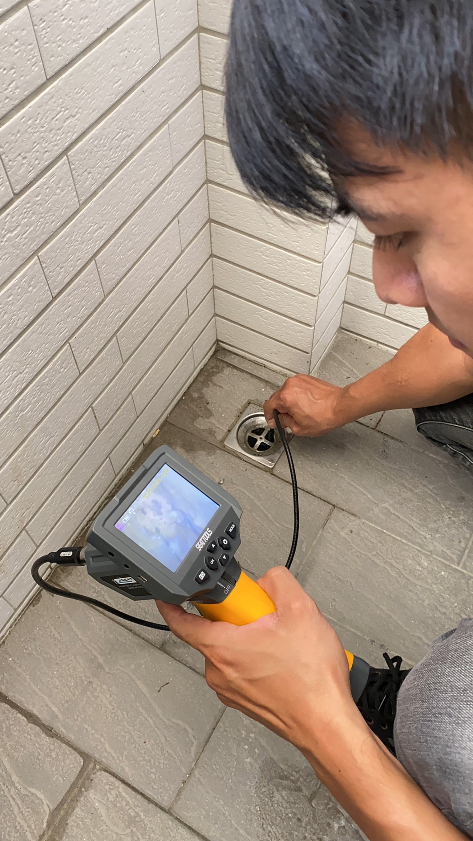 使用工業內視鏡檢查排水孔是否有異物&nbsp;