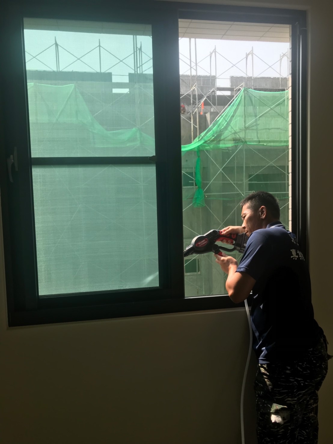 使用噴水槍噴灑窗戶檢測是否有裂縫、滲漏水案例