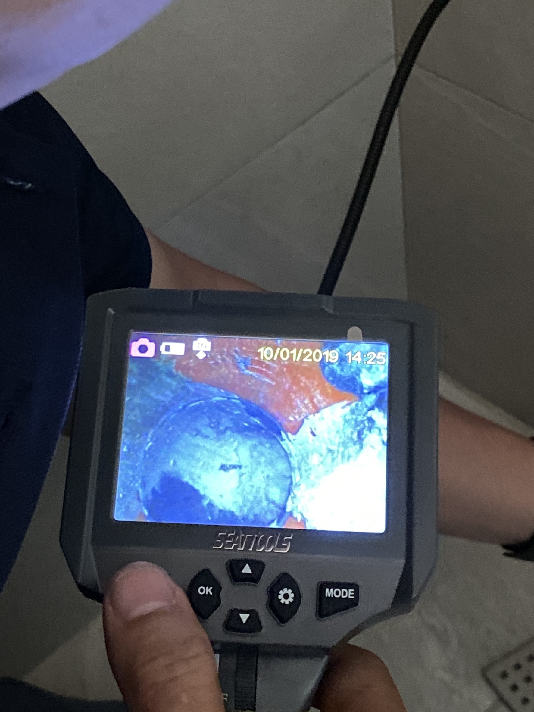 使用工業內視鏡檢查排水孔是否有異物