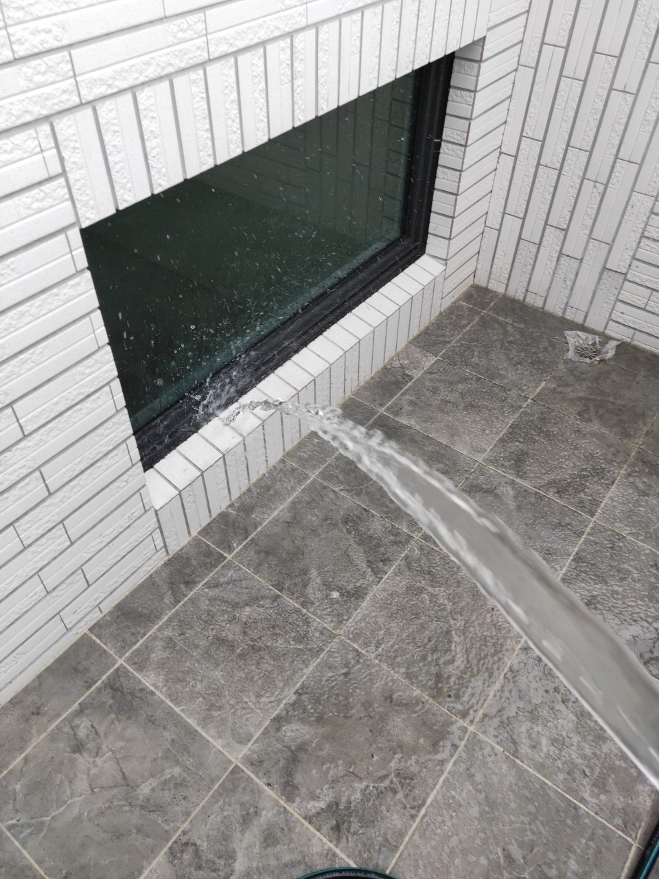 使用噴水槍噴灑窗戶檢測是否有裂縫、滲漏水案例&nbsp;