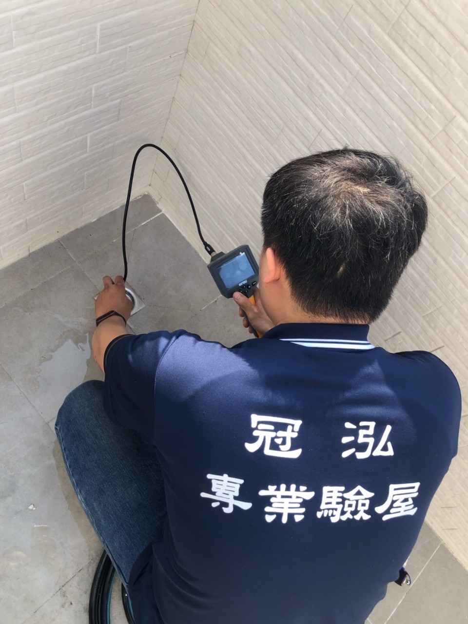 使用工業內視鏡檢查排水孔是否有異物&nbsp;