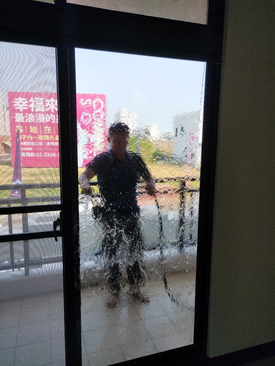 使用噴水槍噴灑窗戶檢測是否有裂縫、滲漏水案例