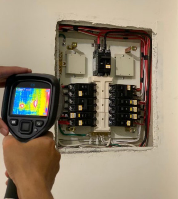 插頭插上插座，檢測是否會跳電，再用紅外線熱影像儀測試總電路開關有無過熱。