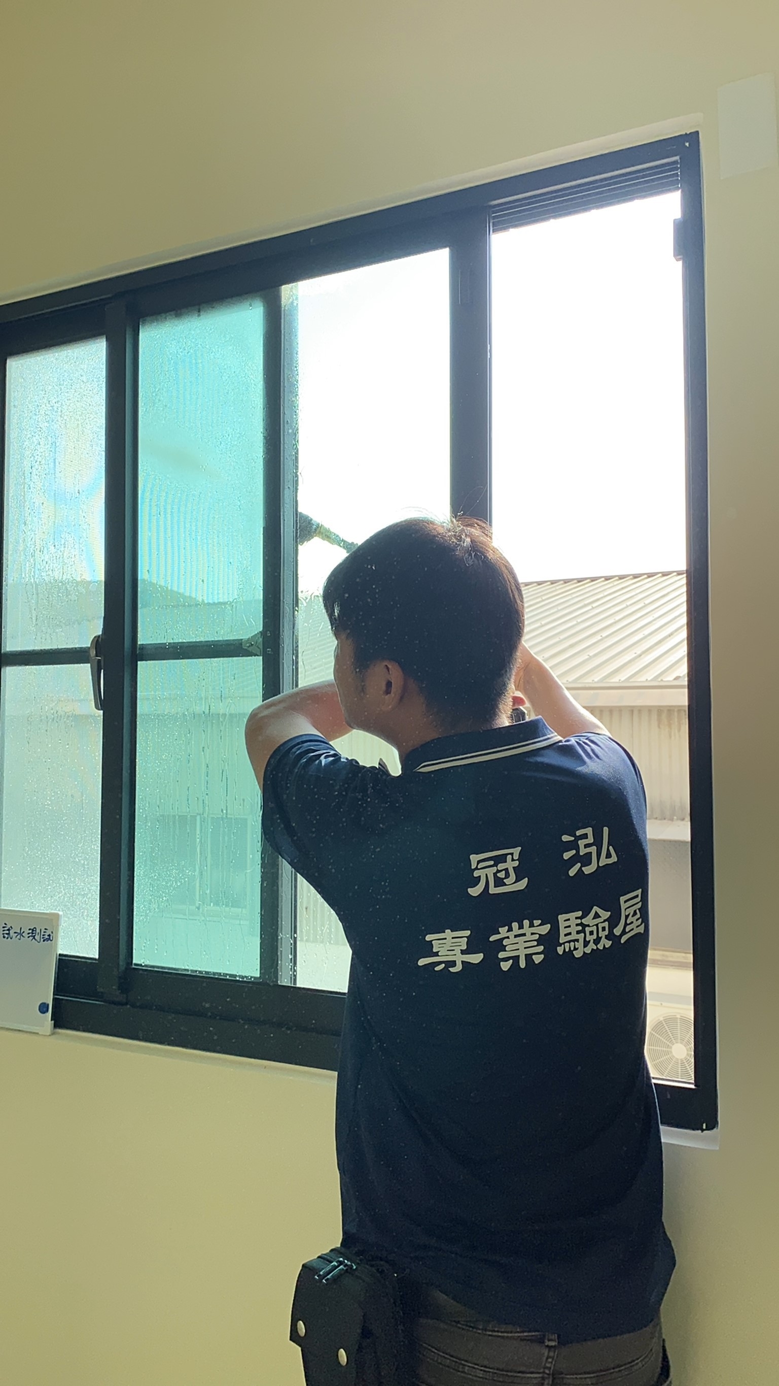 使用噴水槍噴灑窗戶檢測是否有裂縫、滲漏水案例