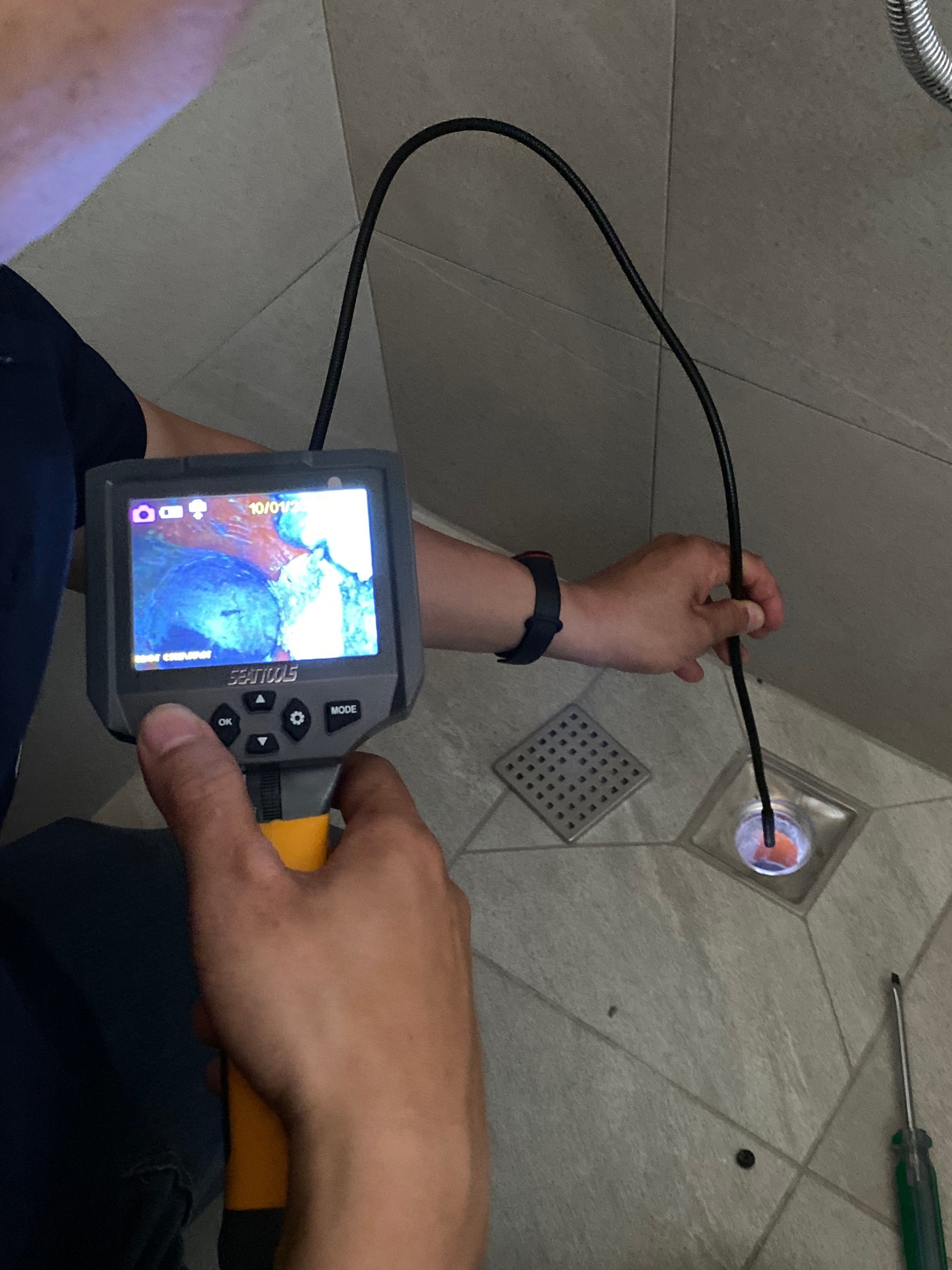 使用工業內視鏡檢查排水孔是否有異物&nbsp;