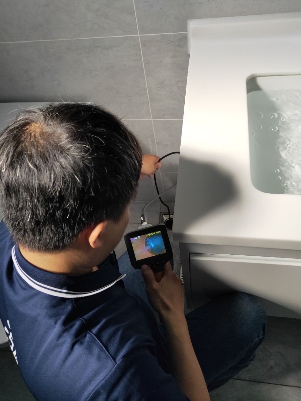 使用工業內視鏡檢查排水孔是否有異物&nbsp;