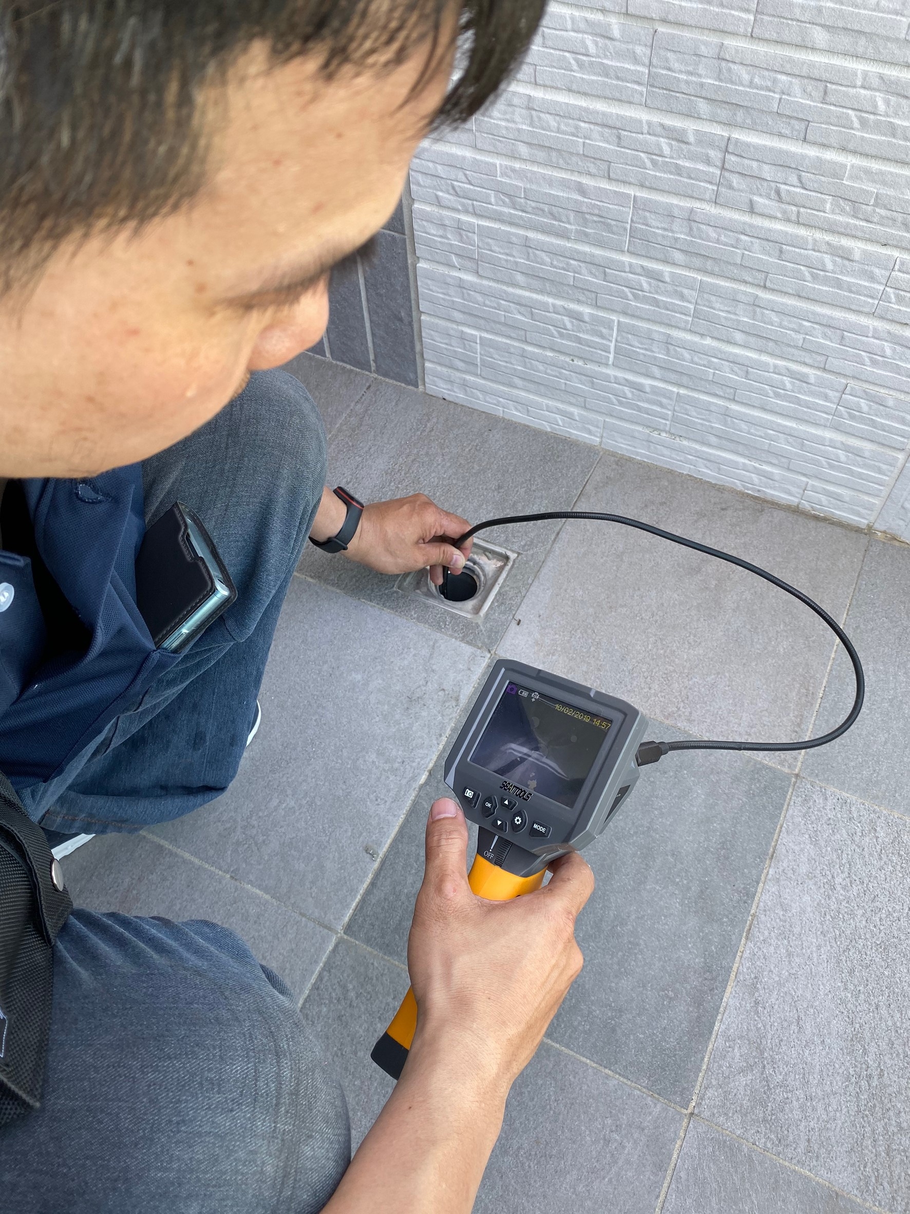 使用工業內視鏡檢查排水孔是否有異物